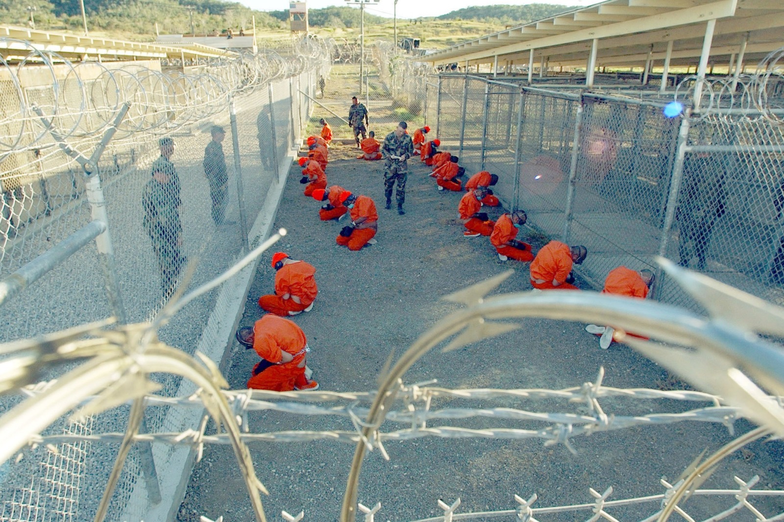 Inicia traslado de inmigrantes detenidos en EE. UU. a Bahía de Guantánamo