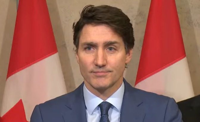 Canadá responde a EE. UU. con aranceles de 25% y Trump amenaza con subir el impuesto