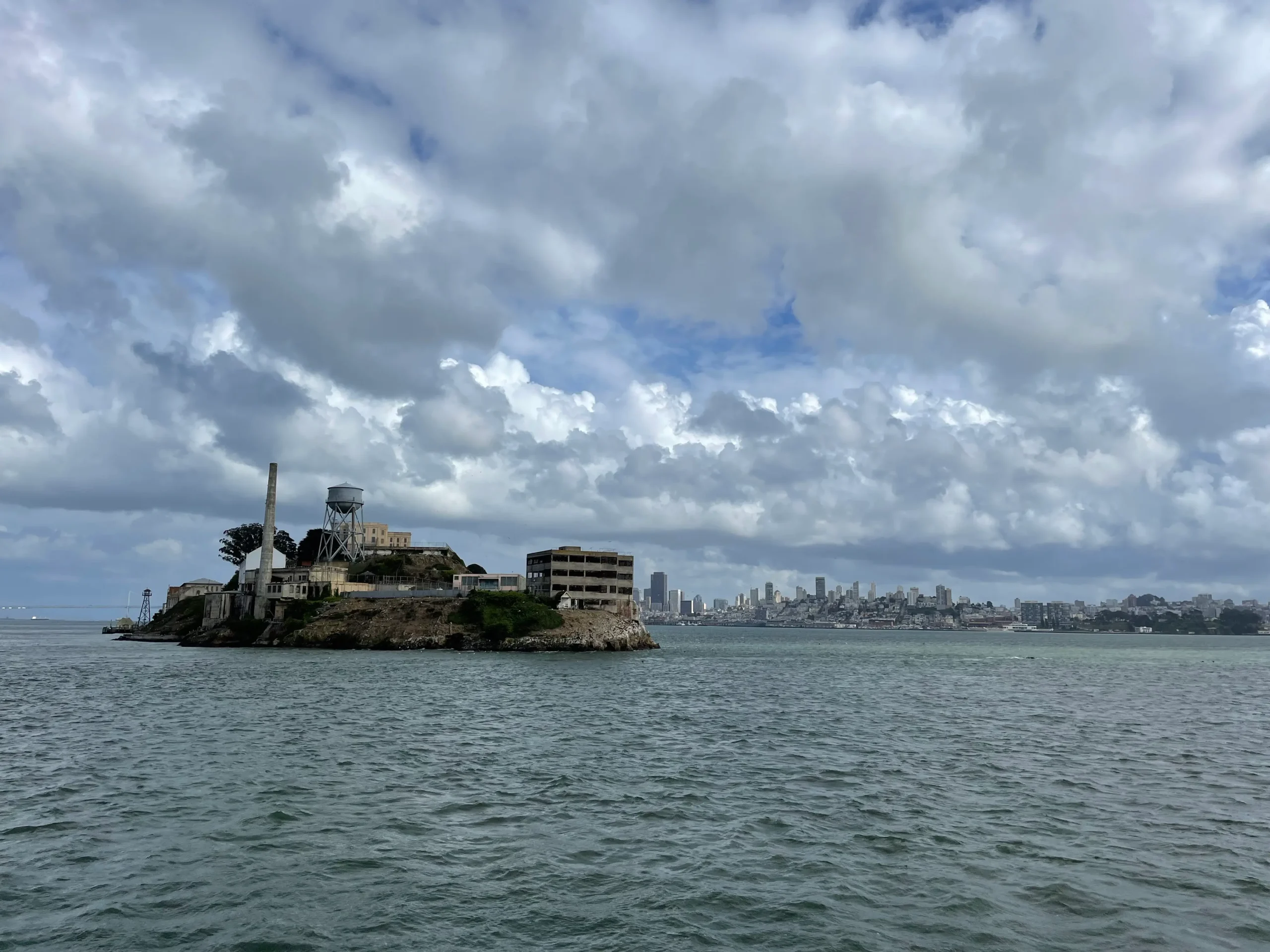 El presidente Donald Trump anunció este domingo que ordenará a las autoridades federales reabrir la famosa prisión de la isla de Alcatraz, frente a la costa de San Francisco, que ha estado cerrada durante más de 60 años.