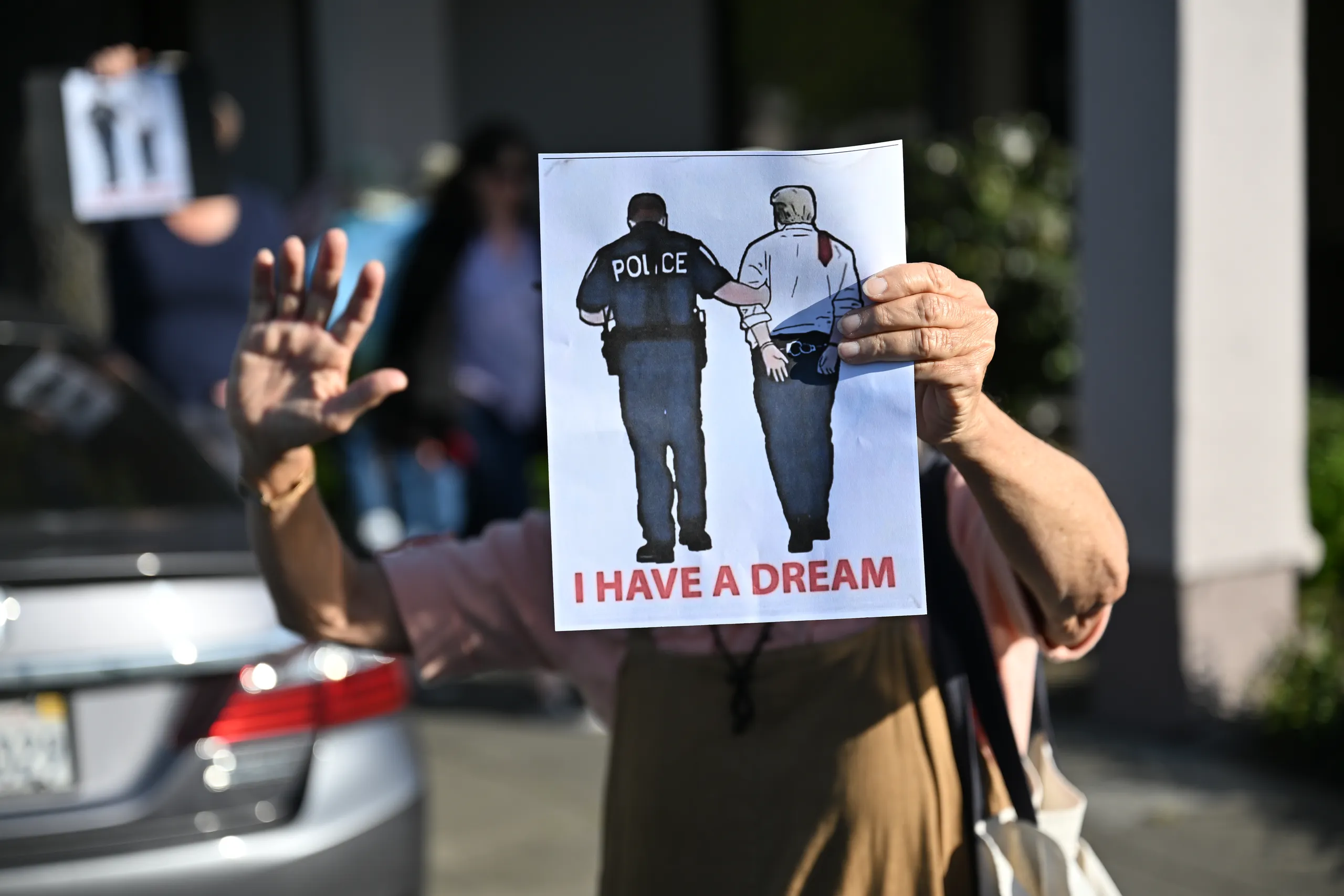 Con temas que van desde la migración hasta materia económica, miles salieron a las calles con carteles que repudiaban al mandatario y sus acciones en apenas 100 días en el poder. Foto: Península 360 Press