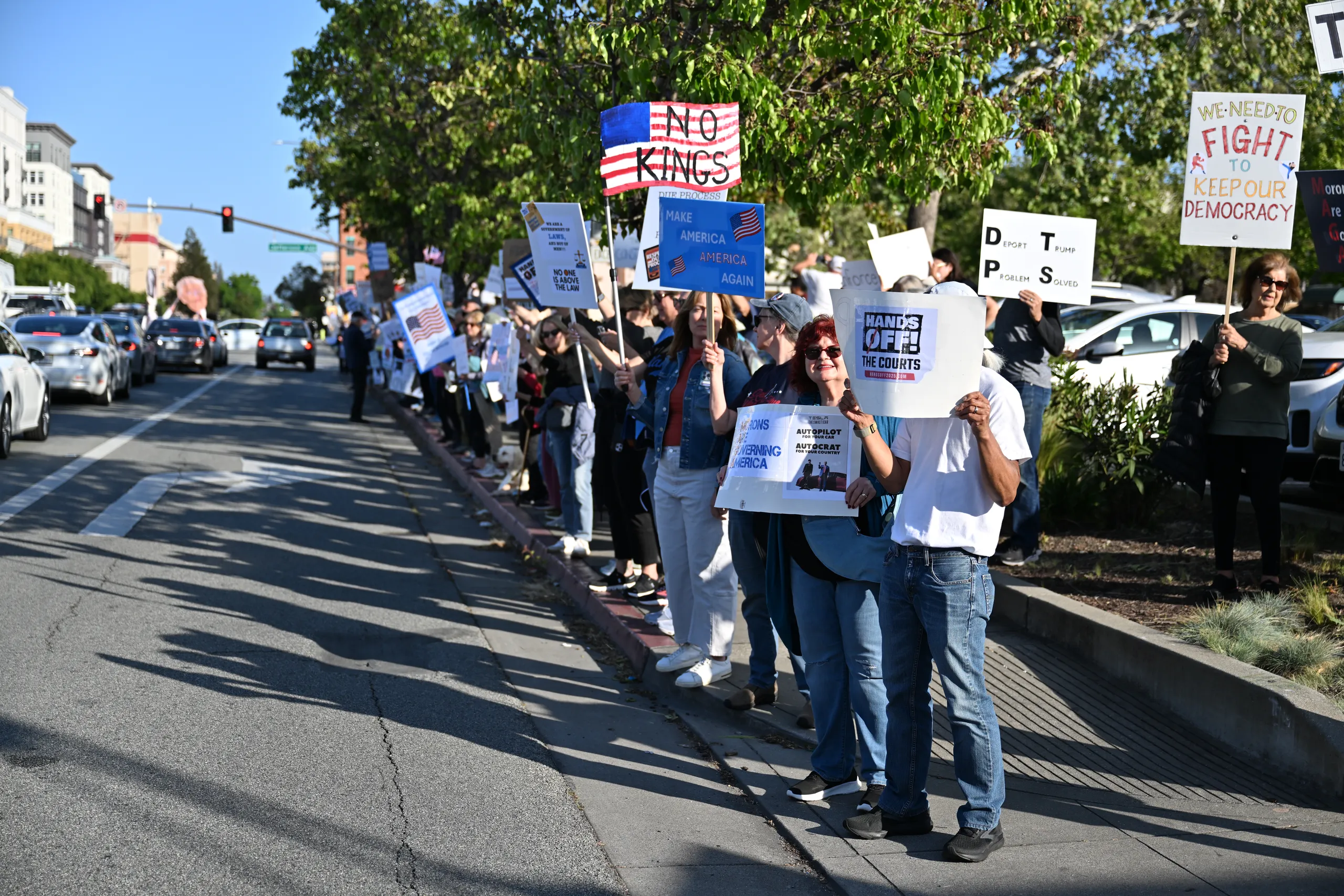 La ciudad de Redwood City se unió a los cientos de marchas en todo EE. UU. contra políticas de Trump.