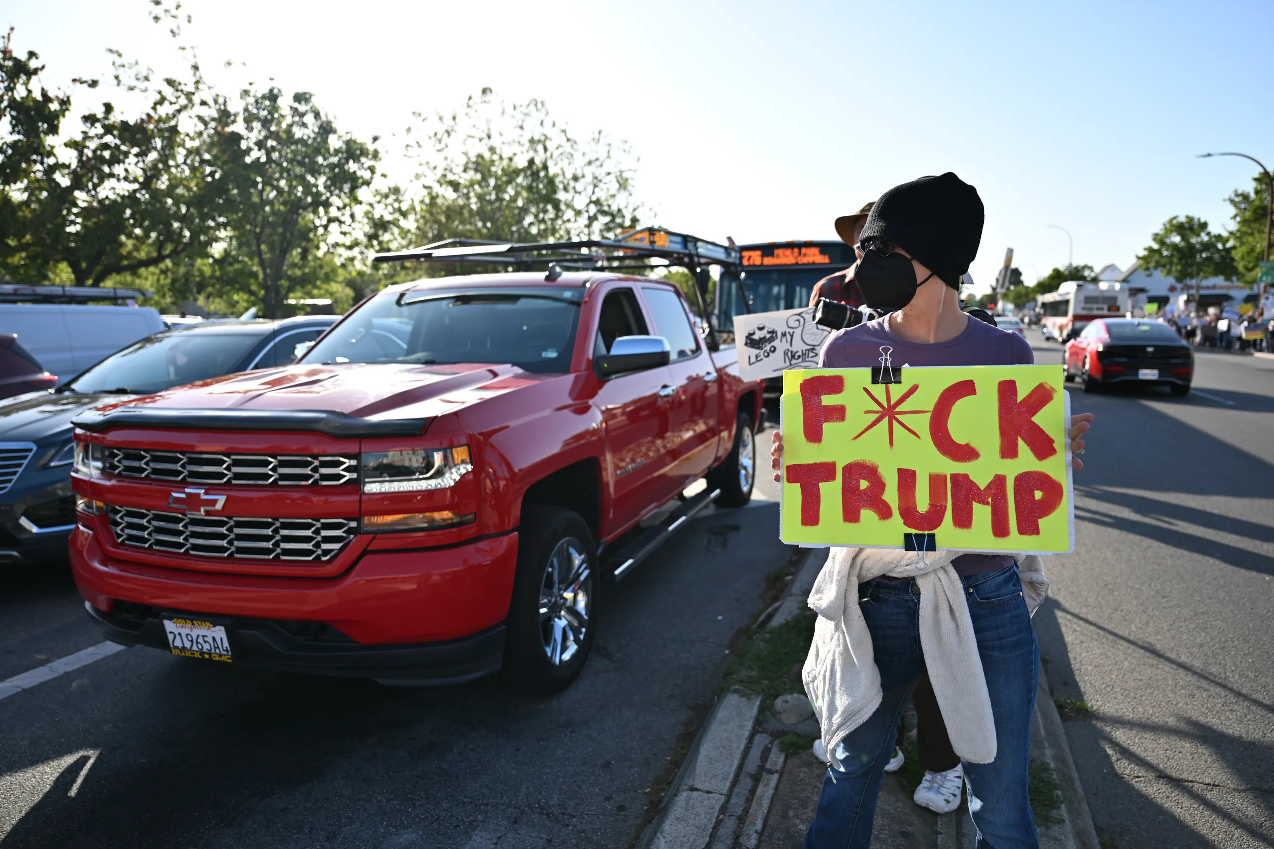 Cientos de carteles rezaban: “F*ck Trump”, “NO KINGS (No Reyes)”, “Hands off of our freedom of speech (Fuera manos de nuestra libertad de expresión)”, “Resist Trump/ Musk (Resistan a Trump/ Musk)”, “We need to fight to keep our democracy (Necesitamos pelear para mantener nuestra democracia)”, entre muchos otros. Foto: Península 360 Press