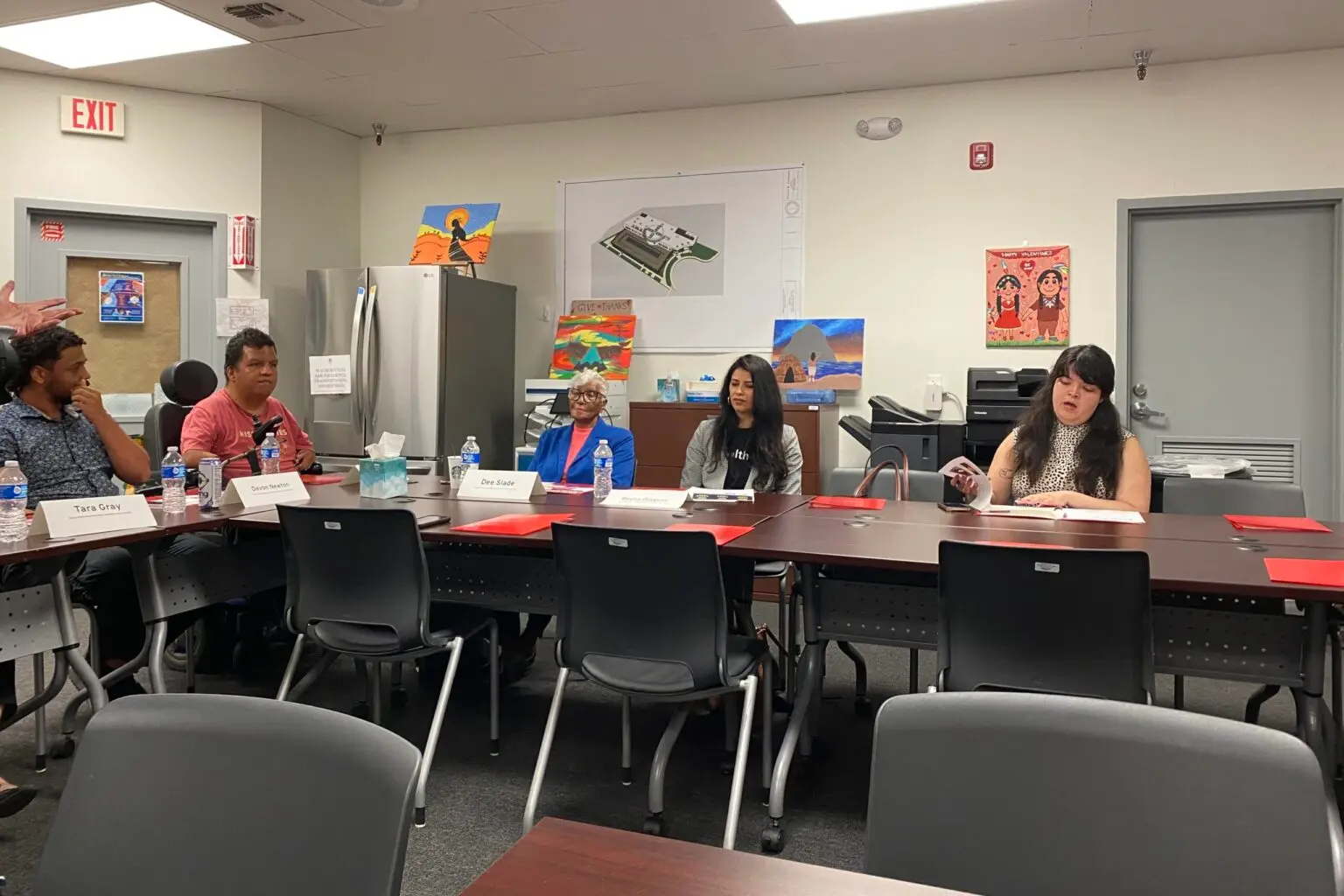 Ante el proyecto de recortes de Medicaid, líderes comunitarios locales, pacientes y defensores se reunieron en el Proyecto de Salud Indígena Estadounidense de Bakersfield el 30 de abril para pedir al representante estadounidense David Valadao que se oponga a la resolución presupuestaria de la Cámara de Representantes, impulsada por el Partido Republicano, que recorta $880 mil millones en fondos de Medicaid. (Foto: Roxsy Lin / ACoM)