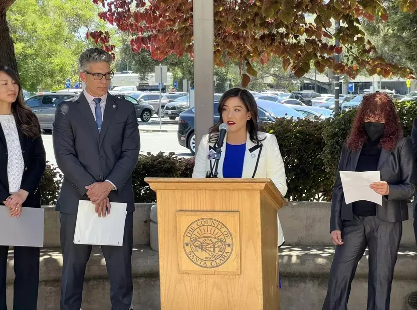 La supervisora ​​Betty Duong da una conferencia de prensa el 29 de mayo de 2025 sobre una demanda interpuesta por la Fiscalía del Condado para detener la explotación laboral en tiendas de T-Mobile. El fiscal del condado, Tony LoPresti, está a su derecha.