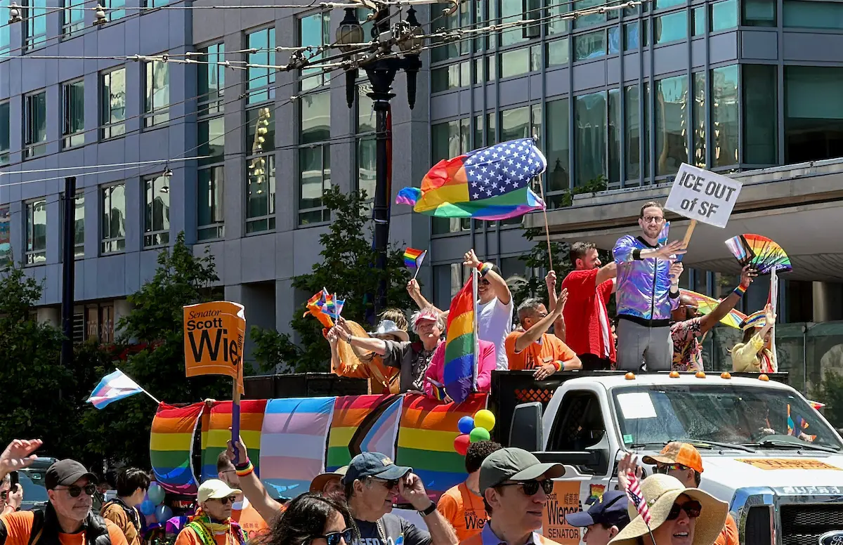 El senador estatal Scott Wiener, demócrata por San Francisco, sostenía un cartel con la leyenda "ICE fuera de San Francisco" mientras viajaba en autobús. El cartel desató cánticos espontáneos contra la agencia federal.