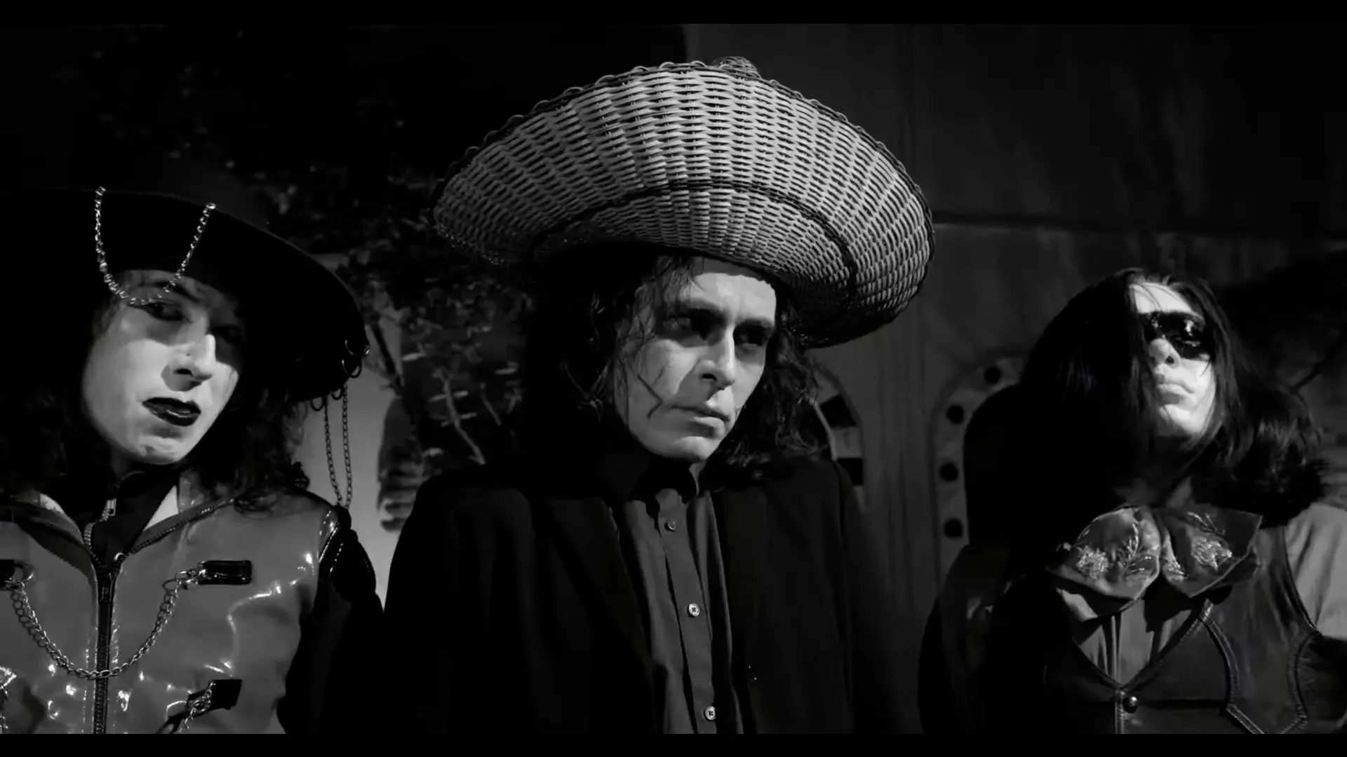 Integrantes de La bande-son imaginaire (de izquierda a derecha): Heri Tanat, Óscar Tanat y Bram Hernández. Video Oficial de "Música D e s a s t r e", 2025.
