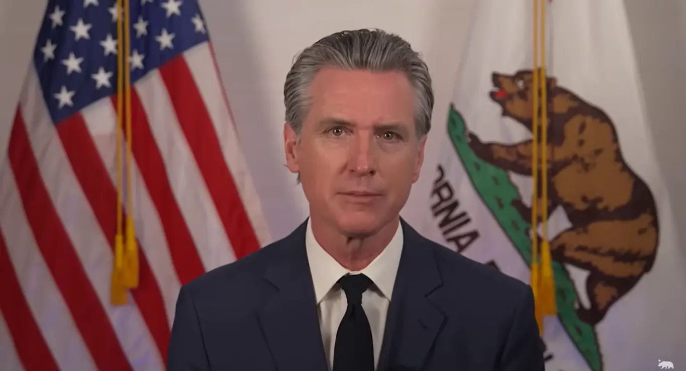 En un discurso pronunciado ante casi 40 millones de californianos y estadounidenses en todo el país, el gobernador Gavin Newsom condenó la militarización ilegal de Los Ángeles por parte del presidente Trump y advirtió que tras estas acciones la democracia está en encrucijada.