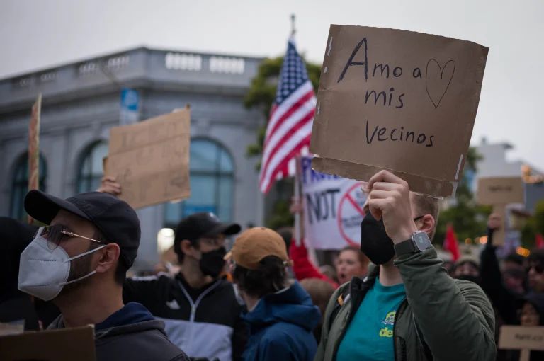 Protestas en SF contra redadas migrantes son ejemplos de lucha ordenada y civilizada: periodista