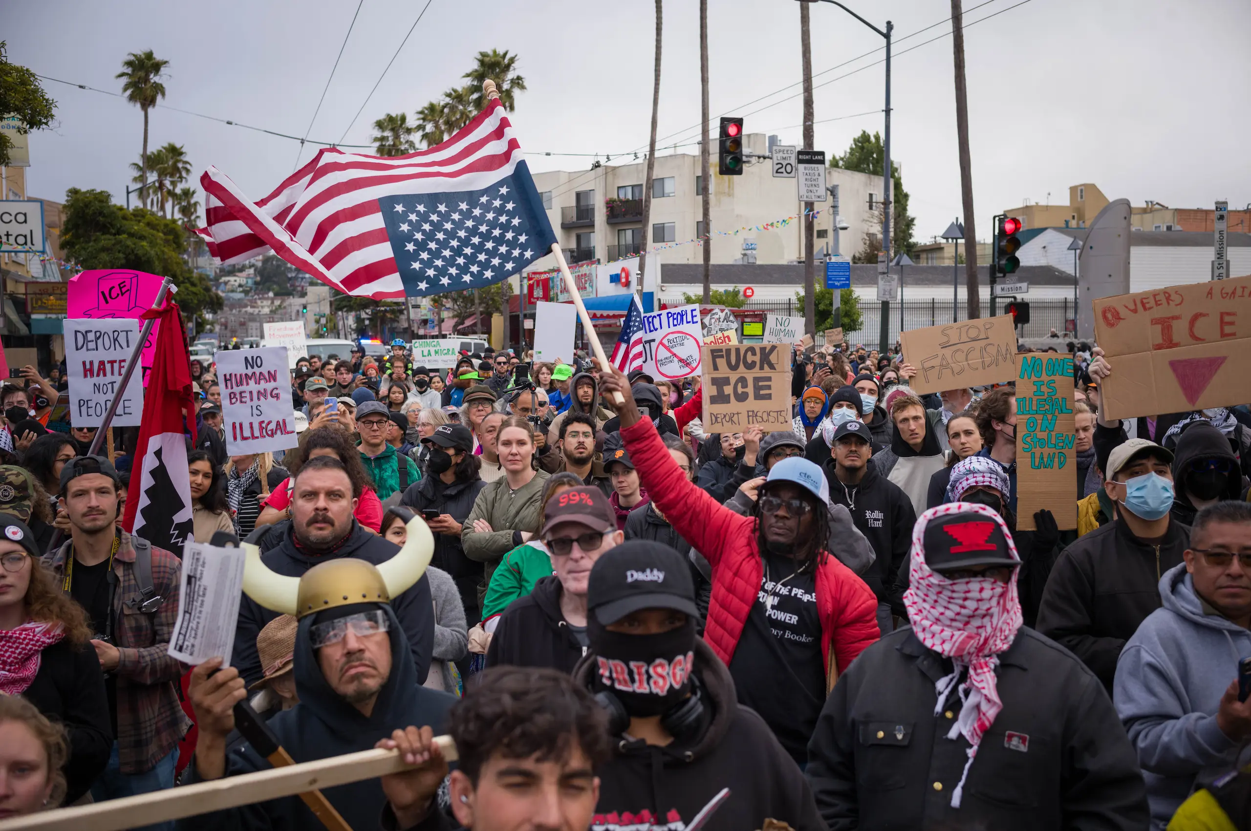 Miles de personas se congregaron y marcharon en el Distrito de la Misión de San Francisco para protestar contra redadas de ICE.