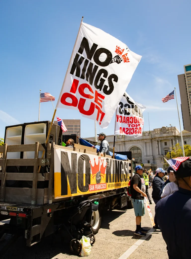 Miles se manifiestan contra Trump en SF durante protesta “No Kings” este sábado