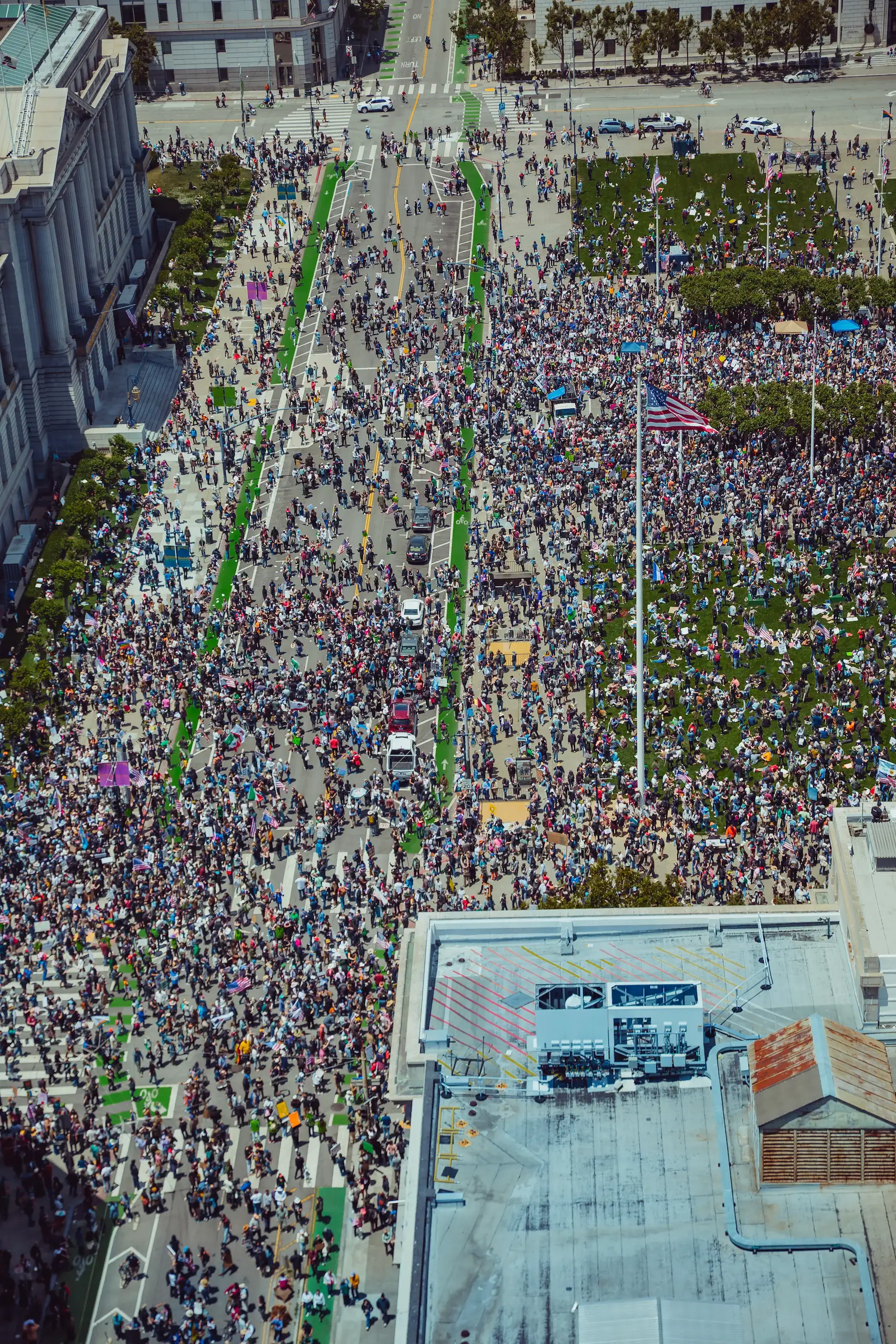 Una coalición de organizaciones de base, sindicatos, grupos legales y organizaciones sin fines de lucro bajo el lema “No Kings” informó que las protestas se realizaron en 2 mil 100 ciudades y comunidades, y que atrajeron a unos 5 millones de participantes.