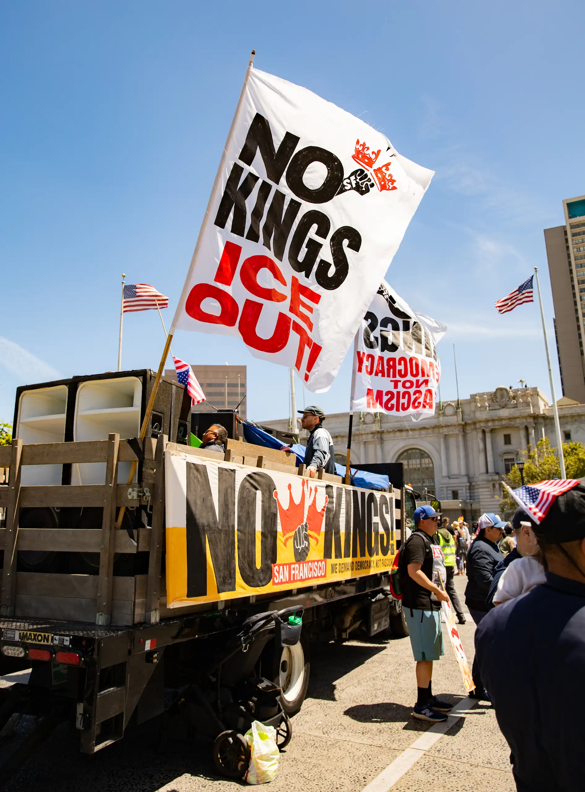 Decenas de miles de manifestantes salieron a las calles en ciudades de toda el Área de la Bahía el sábado, incluyendo San Francisco, como parte de las protestas nacionales No Kings contra acciones tomadas por la administración de Donald Trump.