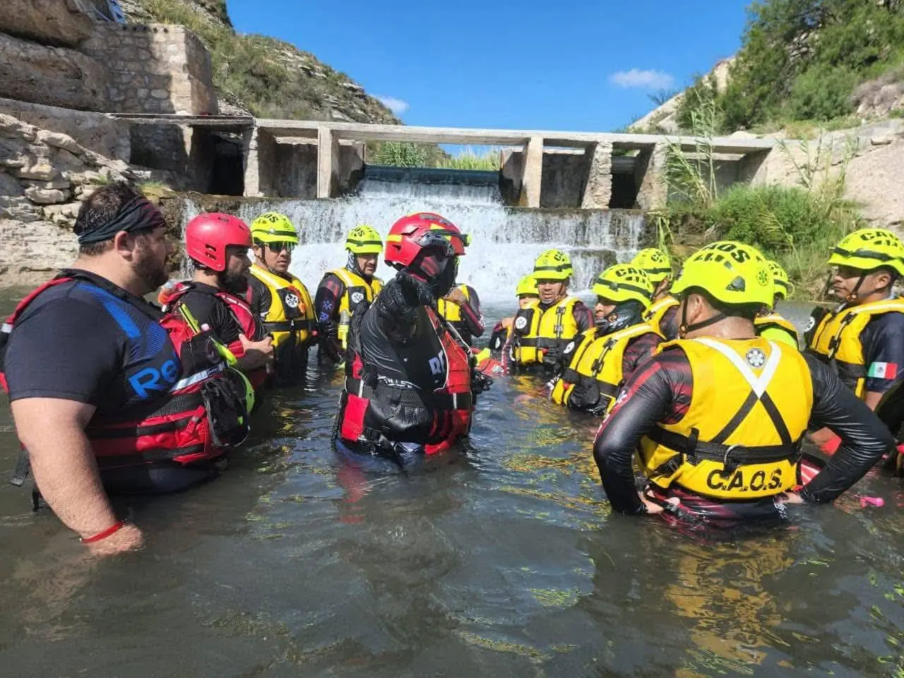 El Cuerpo de Bomberos y Protección Civil de Ciudad Acuña, en el Municipio de Coahuila en conjunto con la Fundación 911 México mandaron un grupo de 13 voluntarios directo a Kerrville, el epicentro de la tragedia.