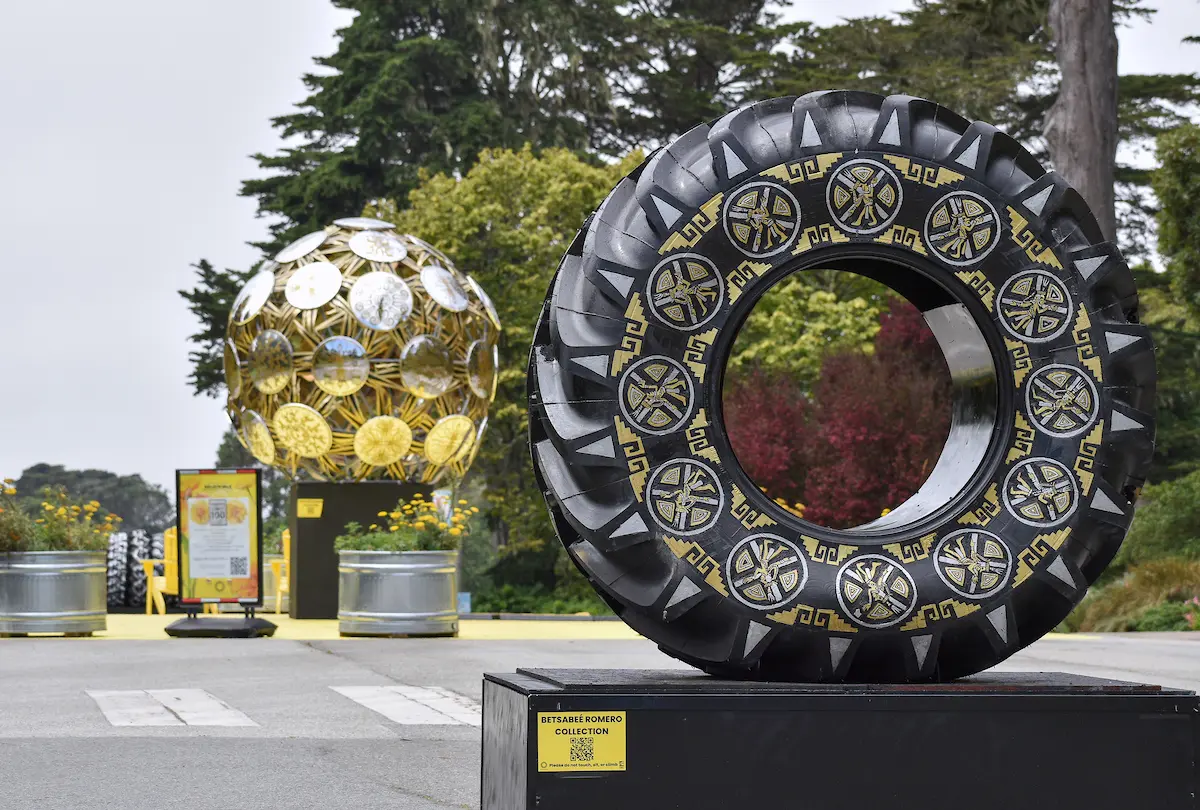 Las nuevas instalaciones de arte público del Parque Golden Gate, creadas por Romero, se crean con materiales reciclados. Utiliza pinturas de colores brillantes, sarapes tradicionales mexicanos y llantas de goma con tallas para representar imágenes de la cultura mesoamericana.