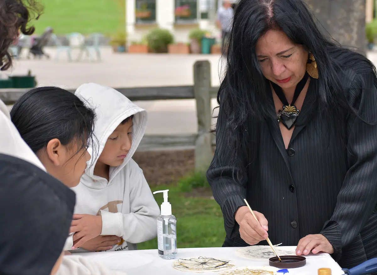 Los campistas de verano del Parque Golden Gate de San Francisco no esperaban crear arte con materiales reciclados con una famosa artista mexicana.
