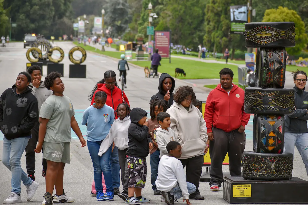 Niños del Centro Recreativo Joseph Lee, un espacio comunitario en el Distrito Bayview, disfrutaron de una tarde soleada en el Parque Golden Gate mientras participaban en un taller de grabado impartido por la artista Betsabee Romero, residente de la Ciudad de México. 