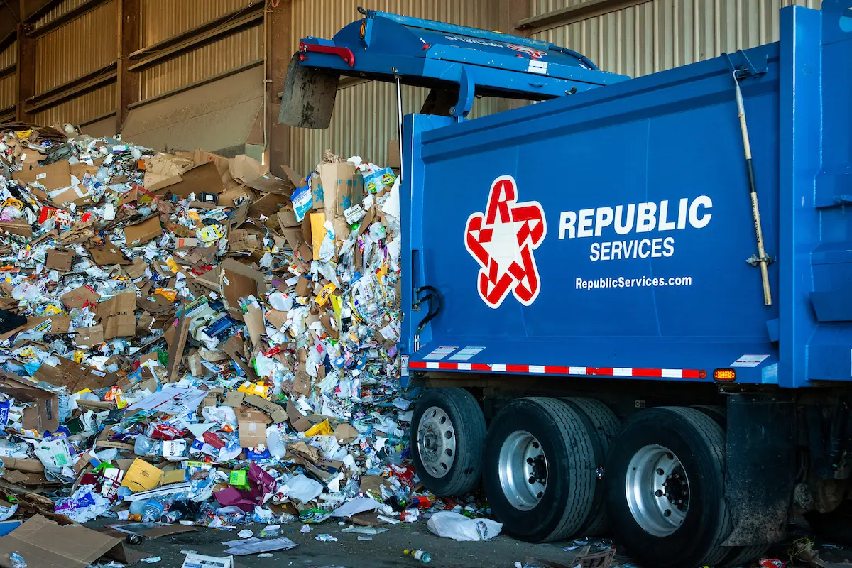 La basura continúa acumulándose en los municipios del Área de la Bahía atendidos por Republic Services, una empresa de gestión de residuos que vio a muchos de sus trabajadores declararse en huelga en todo el país la semana pasada. Foto: Bay City News