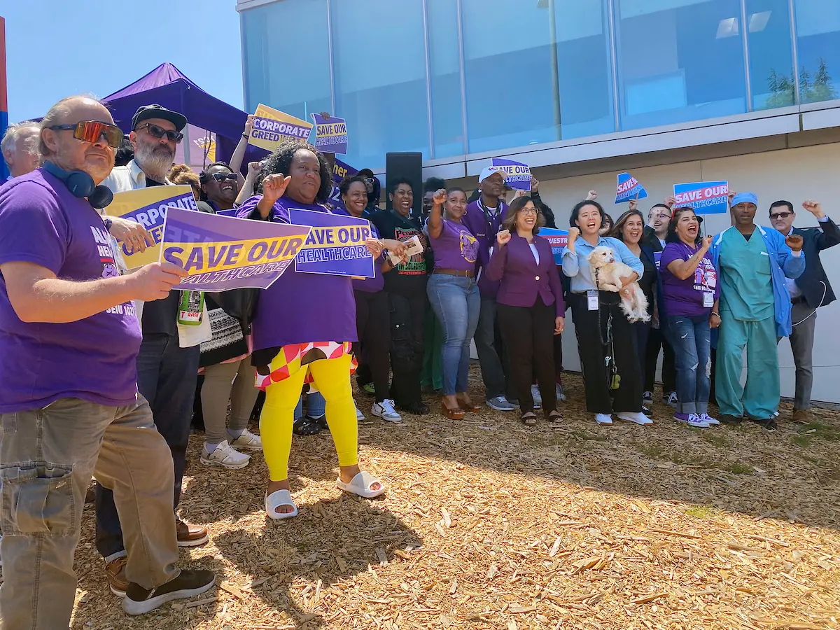 Médicos, enfermeras y personal sanitario se manifiestan frente al Hospital Wilma Chan Highland en Oakland en respuesta a los recortes en Medicaid.