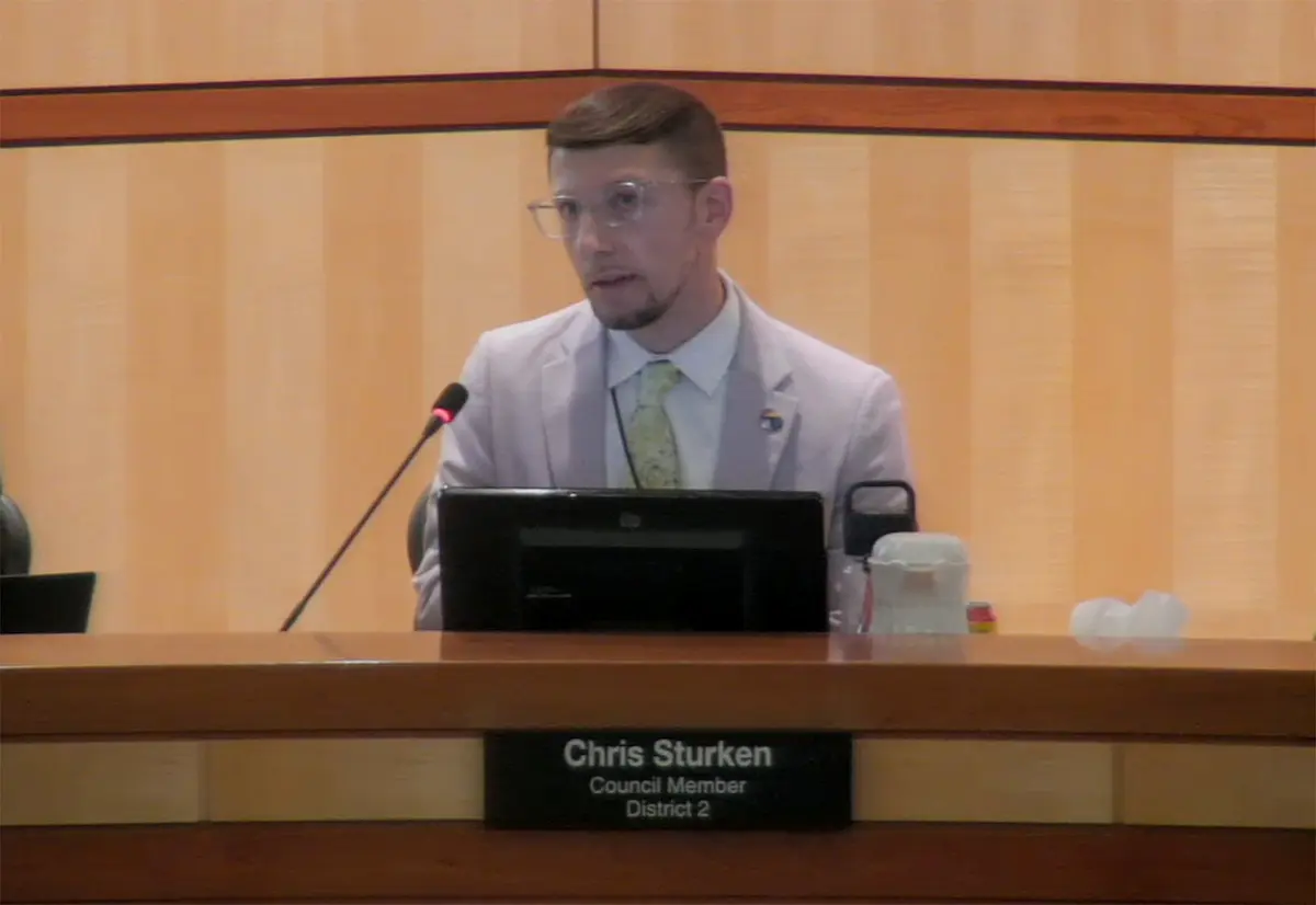 "Esto no va a resolver el problema de las personas sin hogar y no vamos a ver cómo el número de campamentos disminuye de la noche a la mañana", dijo el concejal Chris Sturken, el único voto en contra de la prohibición.