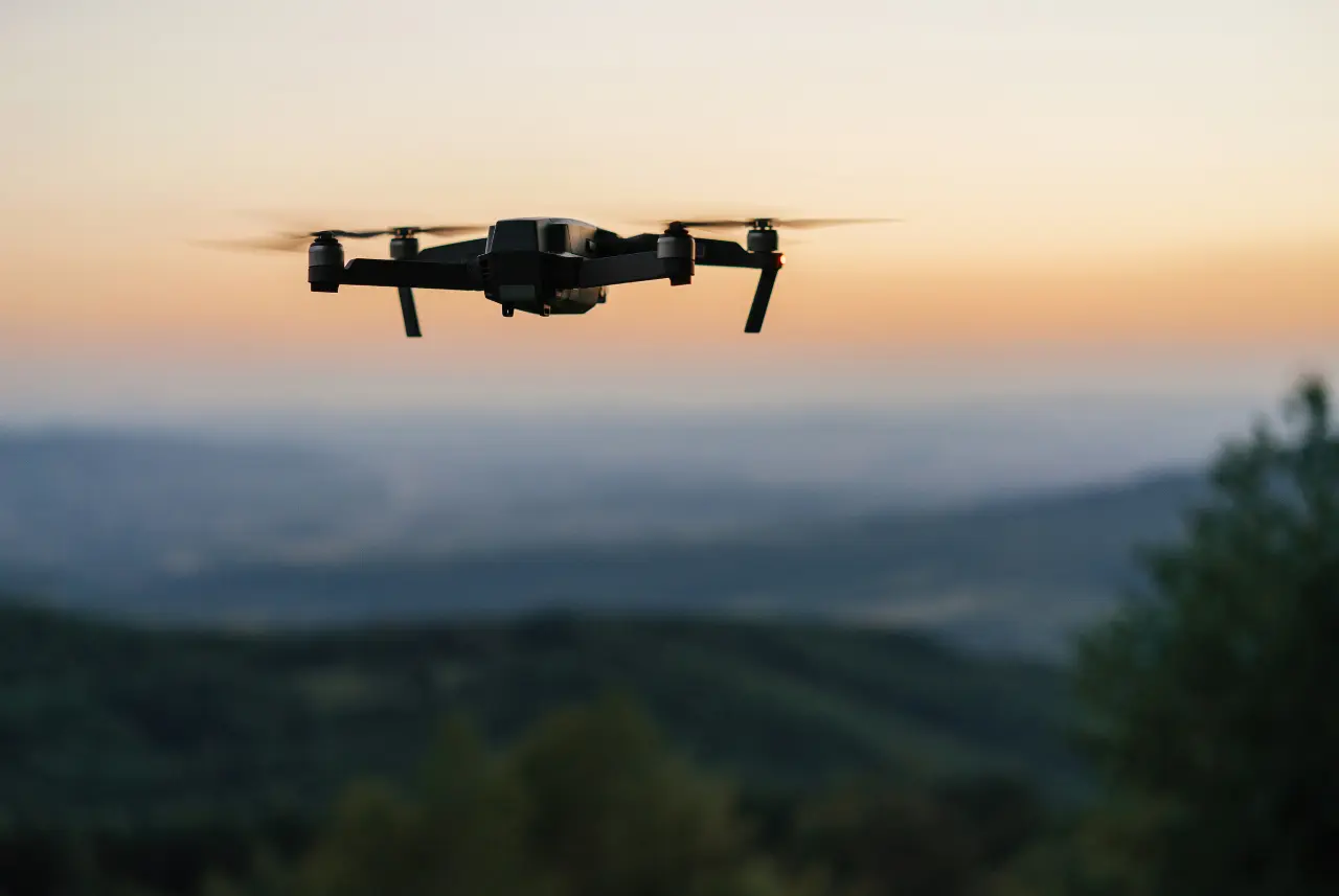 Oficiales de la policía de Redwood City usaron un dron para ayudar a localizar a varios jóvenes que huyeron de un estacionamiento público la semana pasada, y finalmente recuperaron un cargador de rifle cargado, drogas y otro contrabando.