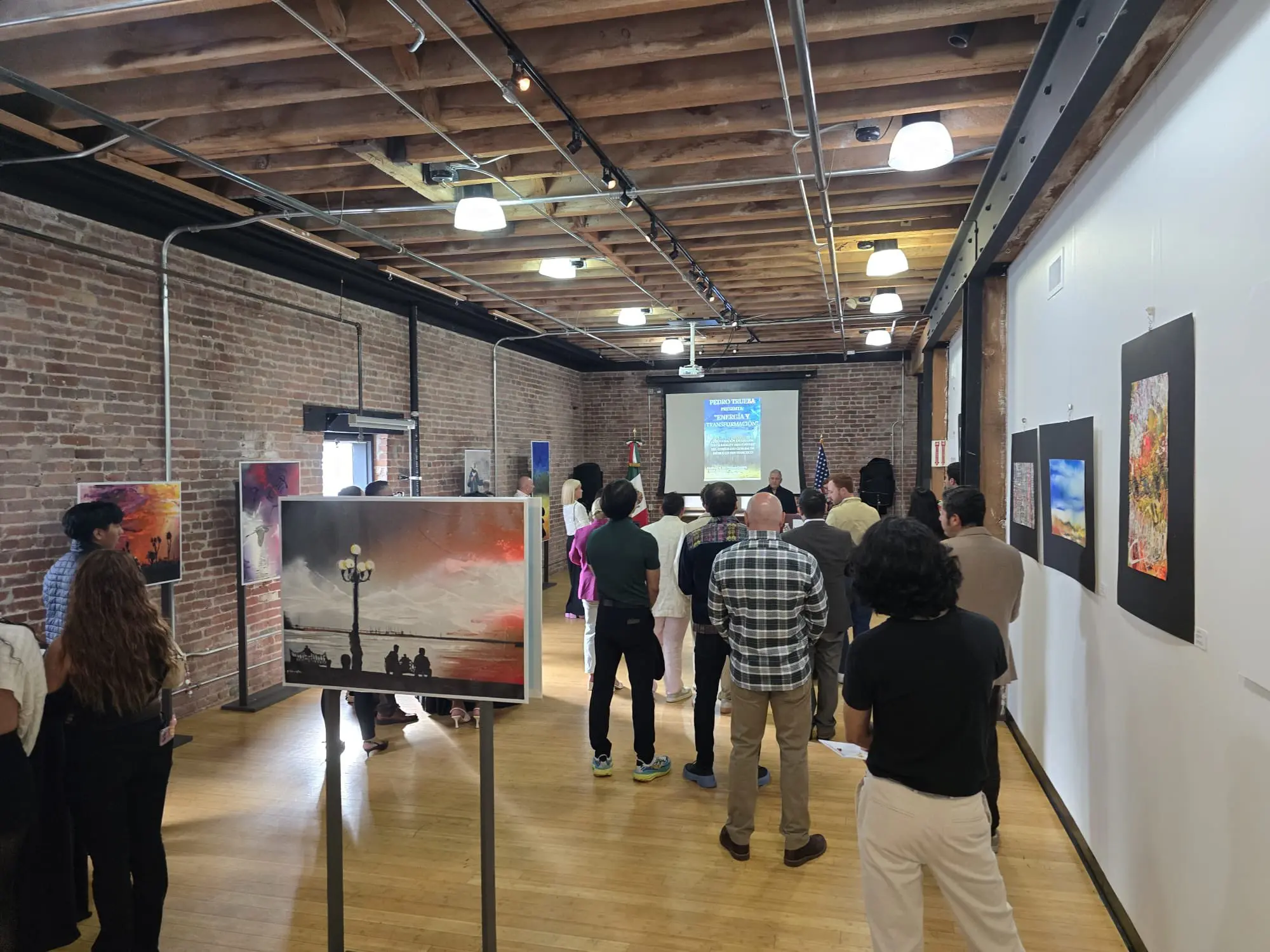 La exposición, que permanecerá abierta hasta finales de julio en la galería Frida Kahlo y Diego Rivera del consulado, reúne 18 obras en óleo y acuarela.
