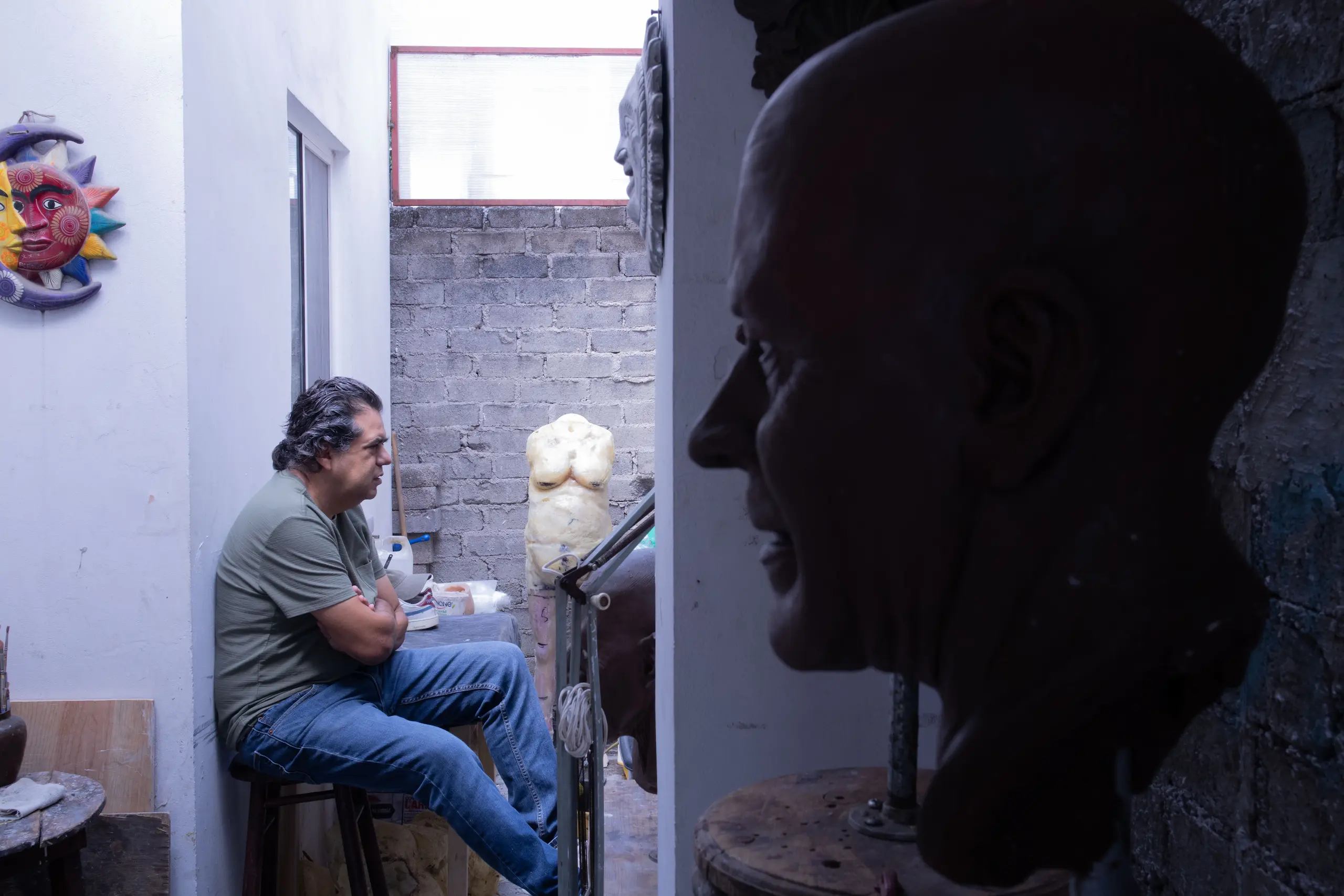 Eduardo Salinas frente a una escultura de fibra de vidrio en su taller en la Ciudad de México, México, 11 de junio de 2025. Hans Leguizamo / MxPA