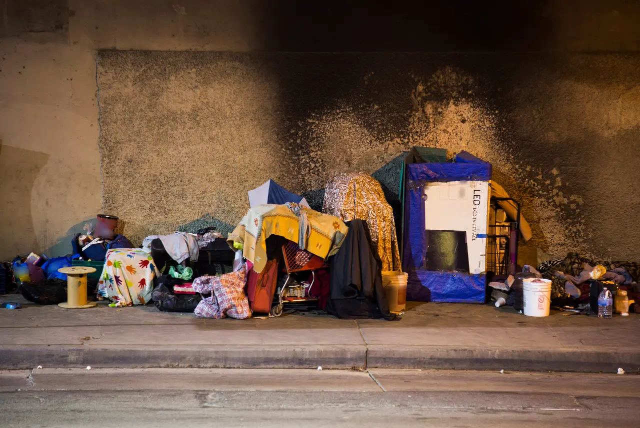 El Ayuntamiento de Redwood City aprobó una prohibición de campamentos de personas sin hogar en un intento de lograr el equilibrio entre seguridad pública y compasión.
