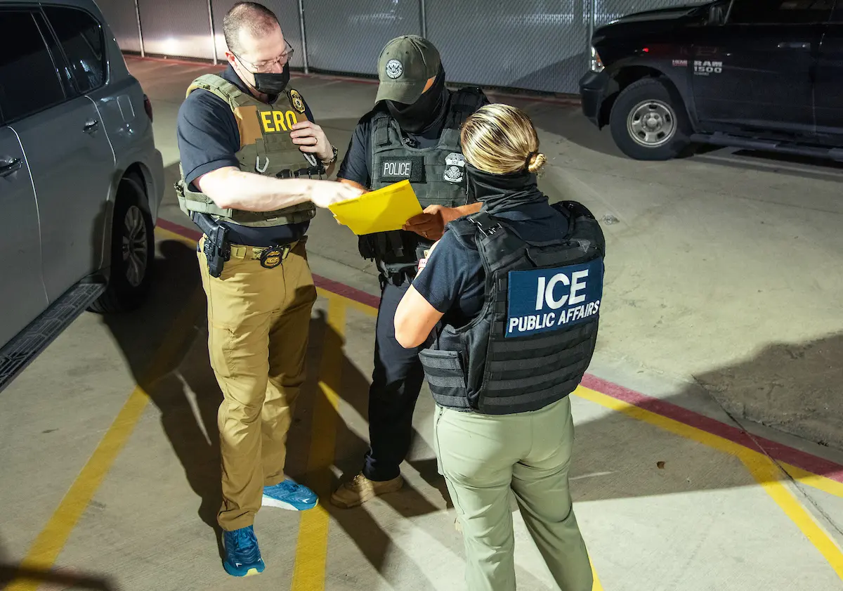 Un juez federal de Los Ángeles otorgó el pasado viernes una orden de restricción temporal contra la agresiva redada de los agentes de inmigración. Foto: Bay City News