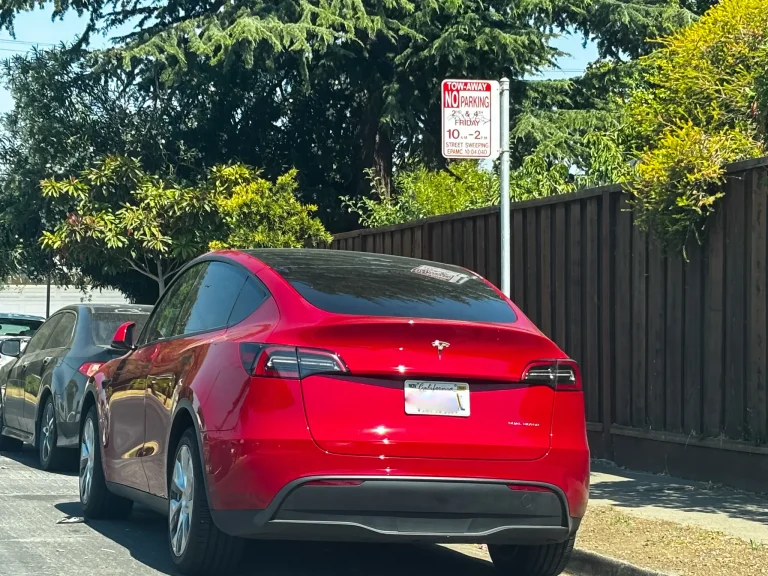 Tras protestas, pasan a septiembre proyecto de cobro para estacionarse en calles de East Palo Alto