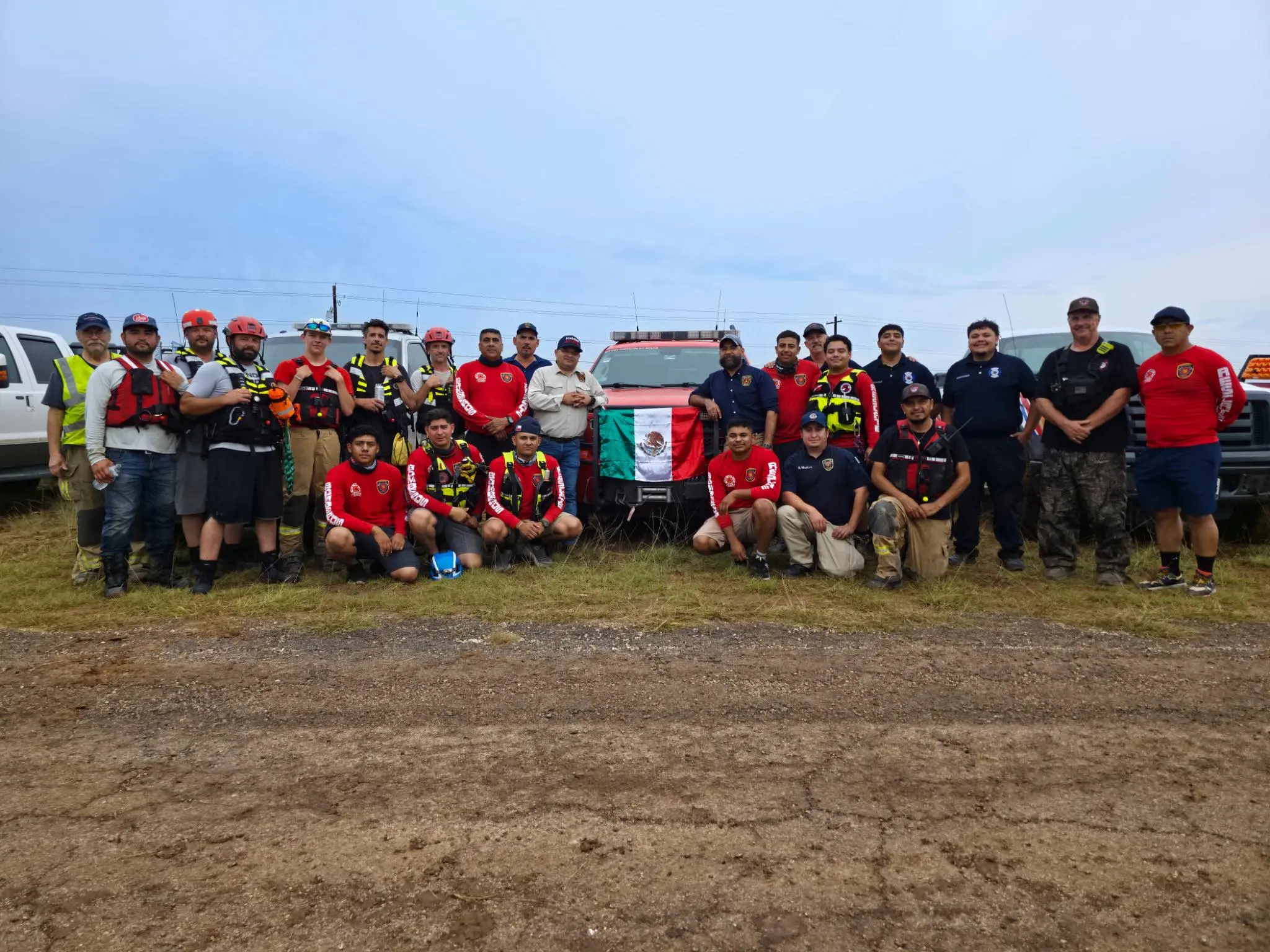 A través de redes sociales se ha dado a conocer que grupos de rescatistas mexicanos llegaron a Texas para ayudar a los miles de damnificados por las inundaciones registradas en Texas. Foto: Facebook Fundación 911