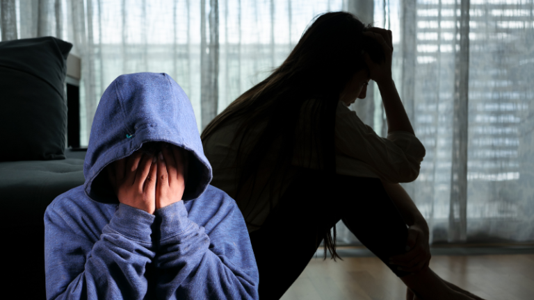 Generación Z en EE. UU.  lucha contra la soledad, depresión y ansiedad