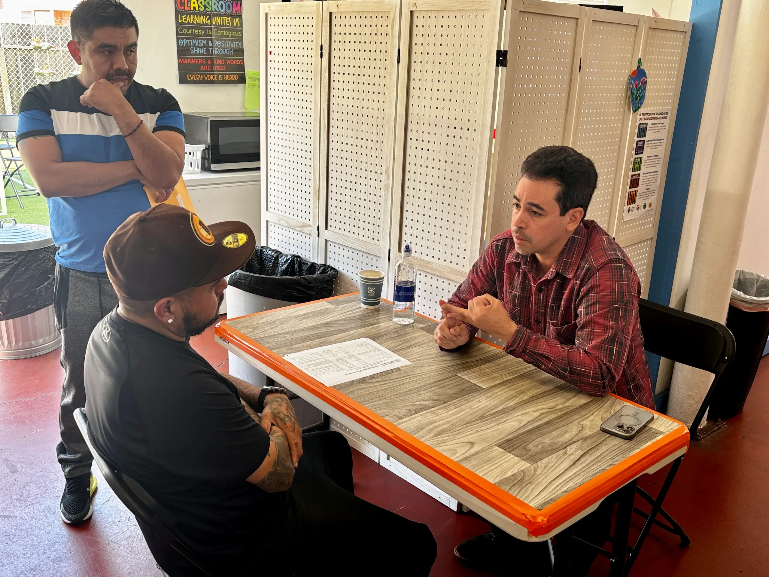 Además de a Daniela, los asistentes tenían la oportunidad de consultar en forma privada y gratis a Javier F. Rivera, abogado de inmigración puertorriqueño que tiene su práctica en San Francisco y trabaja en apoyo del consulado desde hace ya ocho años.