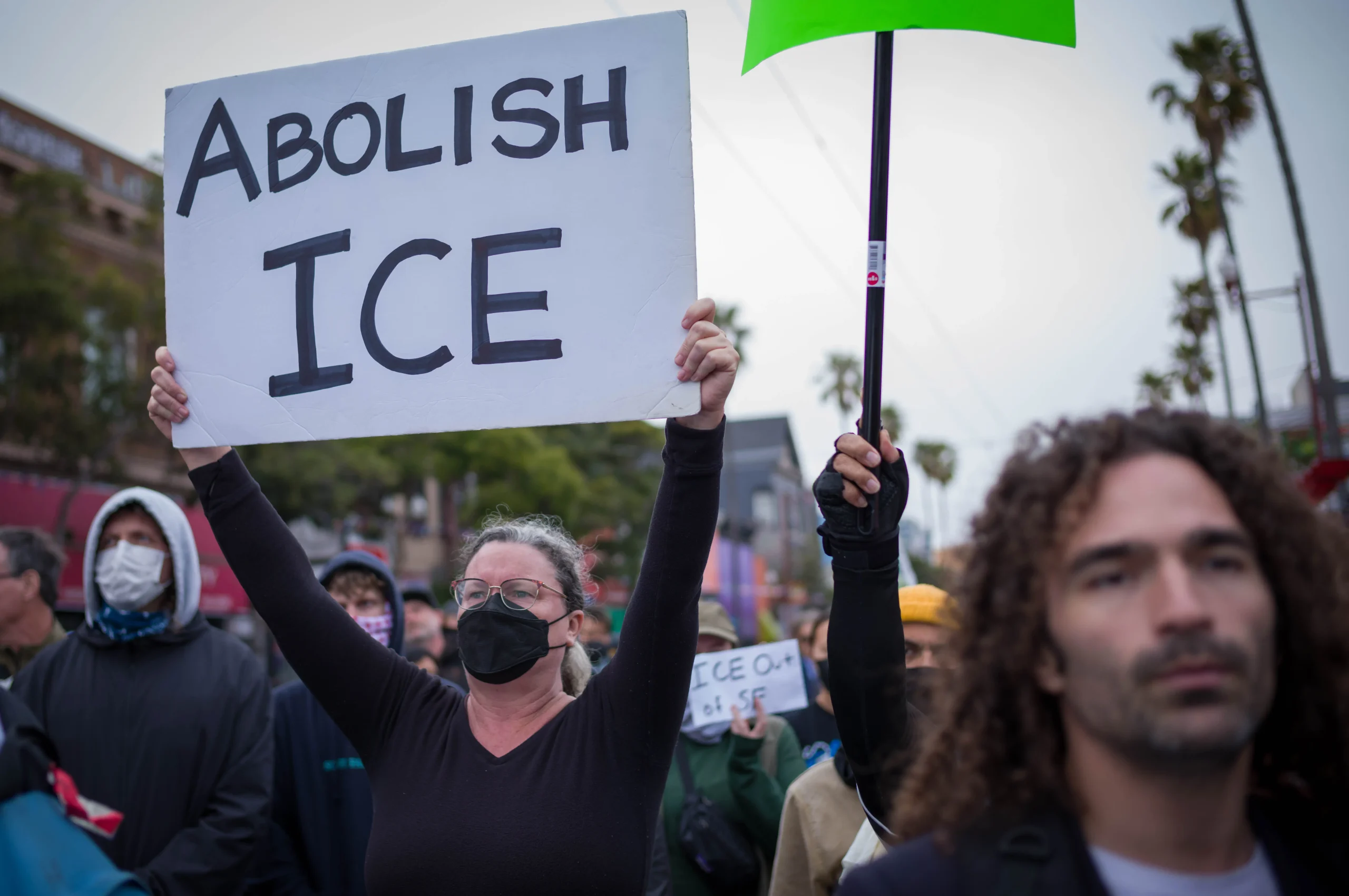 ICE aparece repentinamente en hospitales de California a medida que la administración Trump intensifica las deportaciones.