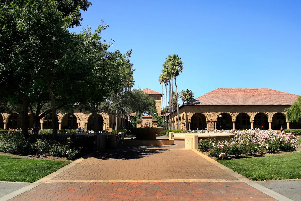 La Universidad de Stanford despedirá a más de 360 empleados debido a recortes presupuestarios en medio de cambios en la política federal.
