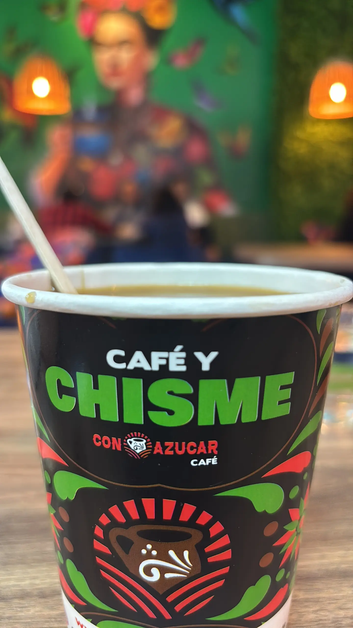 Sí, hay cadenas con atención seudo-amable (de esas obligatorias que se adquieren en manual) y café pasable; otras que cierran a las 5 de la tarde. Pero Con Azúcar es otra cosa.  
