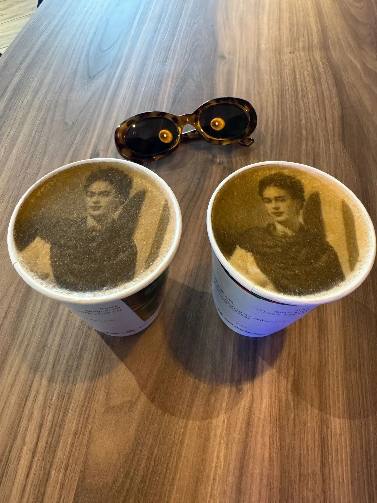 El selfie-ccino, es un dibujo “bebible” hecho en los cafés especiales que puede variar: una foto de Frida, de tu mascota o de tu novio. 