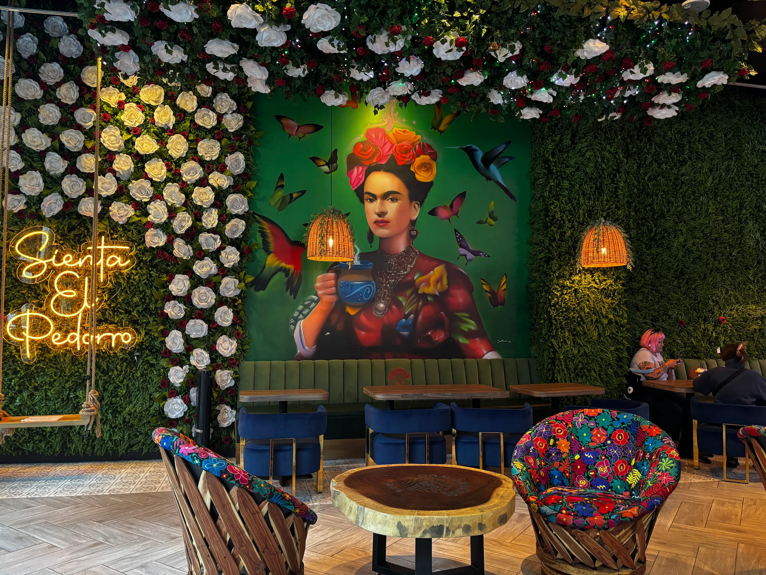 Con Azúcar es una cadena de cafeterías "de concepto mexicano” -según la página conazucarcafe.com- que le otorgó una franquicia a Cruz para poder operar en Redwood City.  