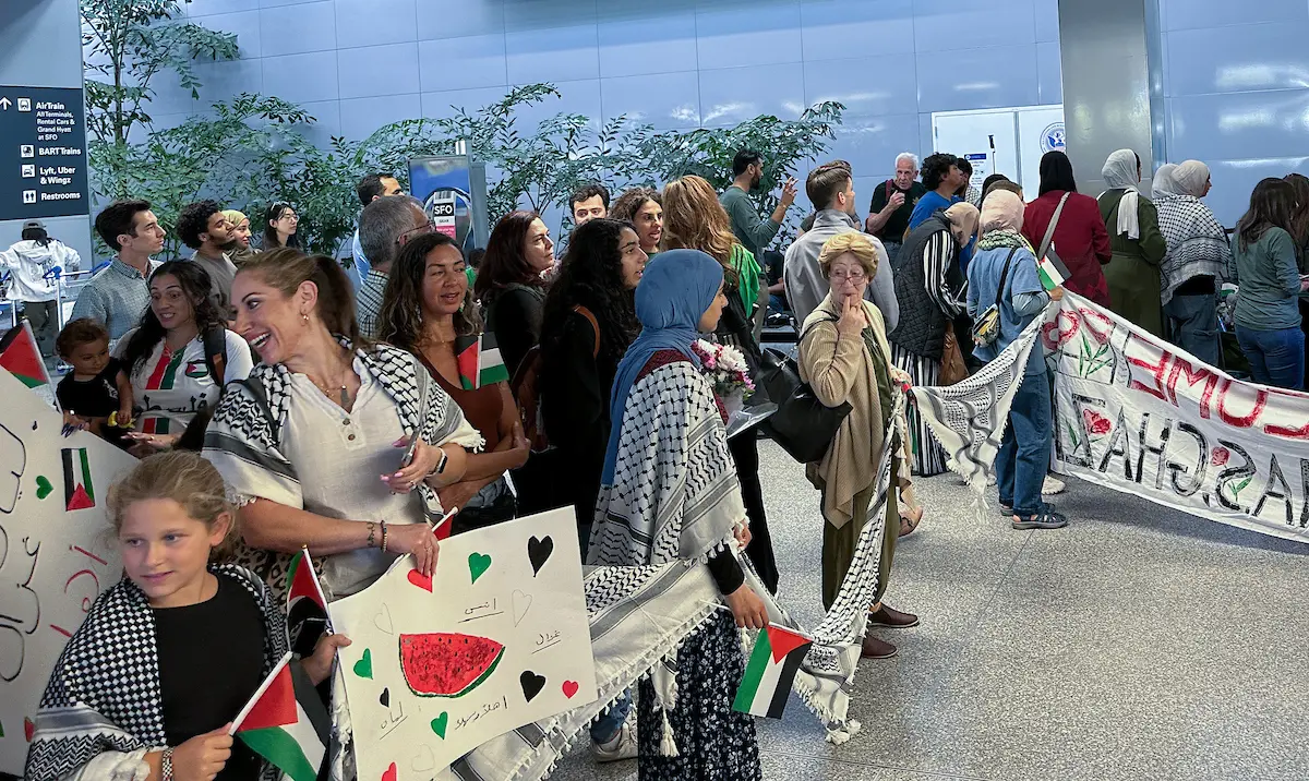 Activistas de derecha utilizaron la llegada de niños de Gaza al Área de la Bahía de San Francisco como supuesta evidencia de que la seguridad nacional está en riesgo, lo que llevó al Departamento de Estado de EE. UU. a pausar las visas para Gaza.