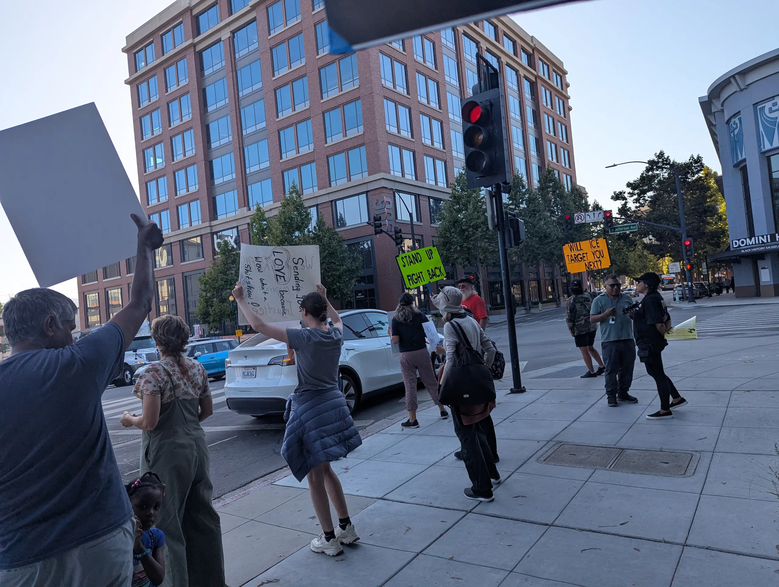 La manifestación fue el martes por la tarde, y comenzó en la plaza del ex-Palacio de Justicia en Redwood City, desde donde unas veinte personas se dirigieron hacia la esquina de El Camino Real y la avenida Jefferson para ser vistos y escuchados por carros y peatones que circulan en esa muy concurrida intersección.