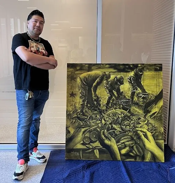 ¿Quién llena tu plato?, del artista de Pacifica Oscar López, una muestra que invita al público a detenerse y pensar en la conexión invisible entre los alimentos que consumimos a diario y las manos que los cosechan.