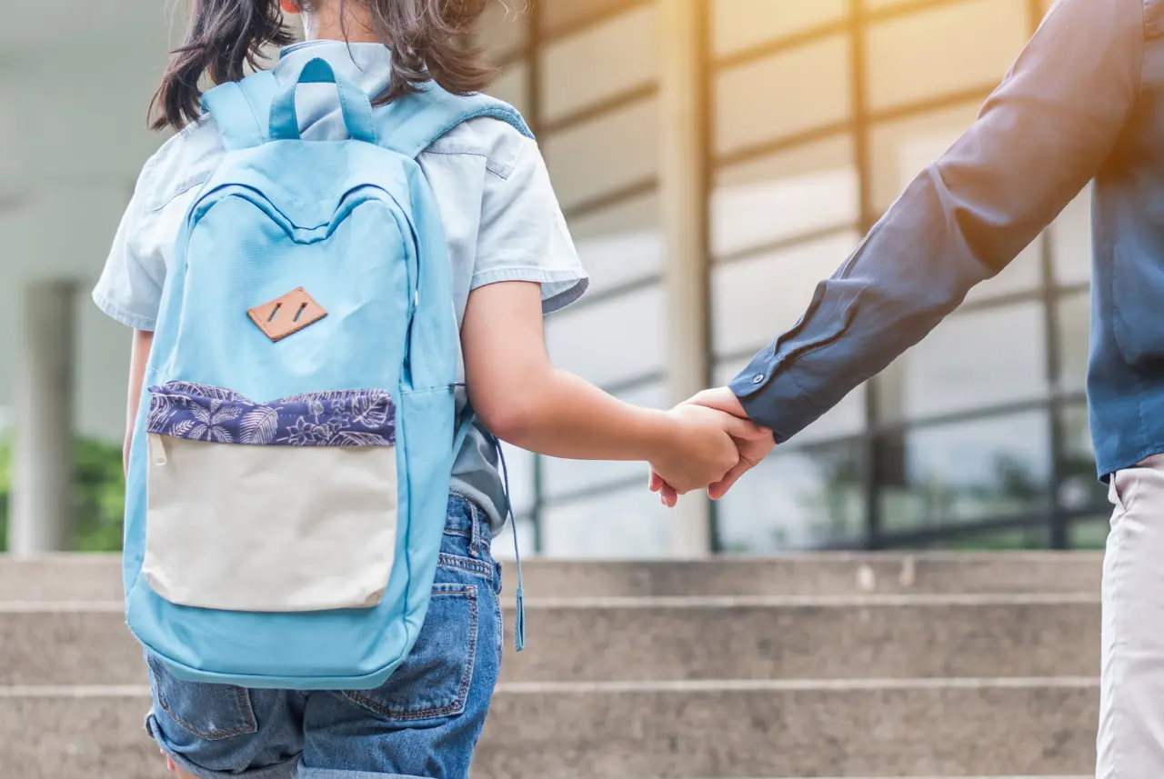 El gobernador Gavin Newsom anunció un paquete educativo que busca reducir los costos para las familias y fortalecer el aprendizaje de los estudiantes en todo el estado.
