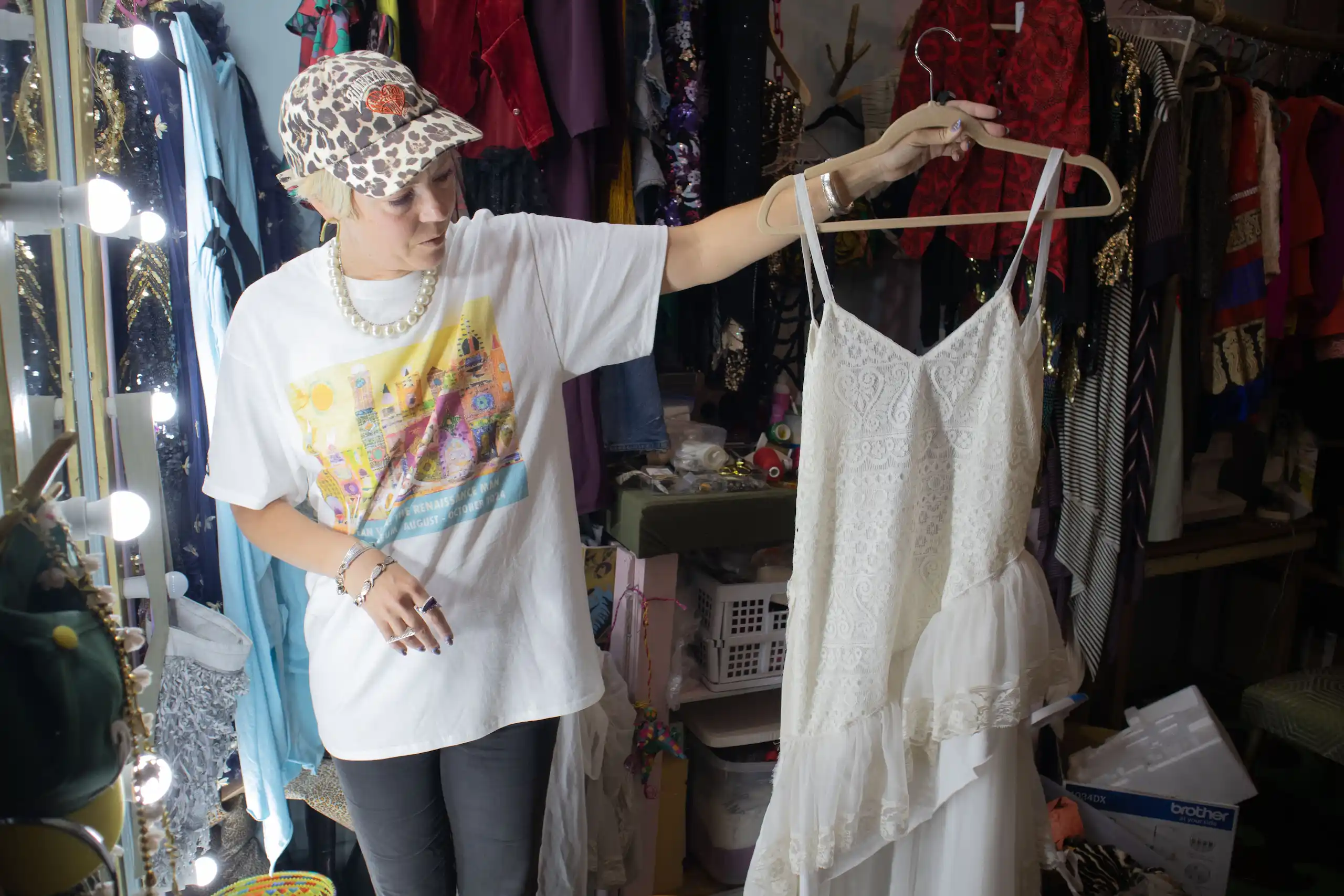 Joui Tourandot mostrando parte del vestuario que diseña para las obras de teatro en WOMB, México, 14 de julio 2025. Hans Leguízamo / MxPA