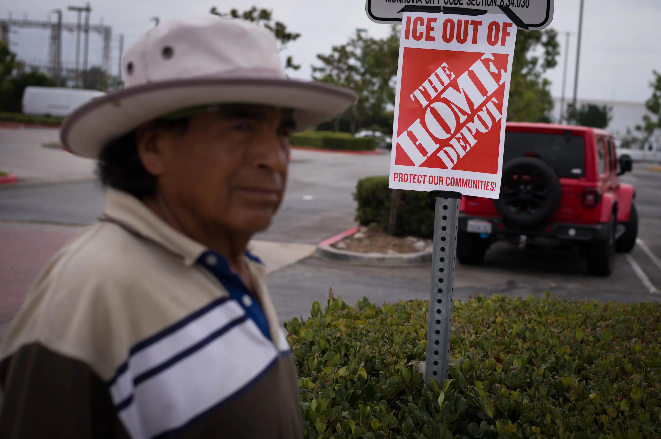 Trabajadores jornaleros, que conocieron en persona a Roberto Carlos Montoya Valdez, también acuden al altar en su honor. Foto: Manuel Ortiz - P360
