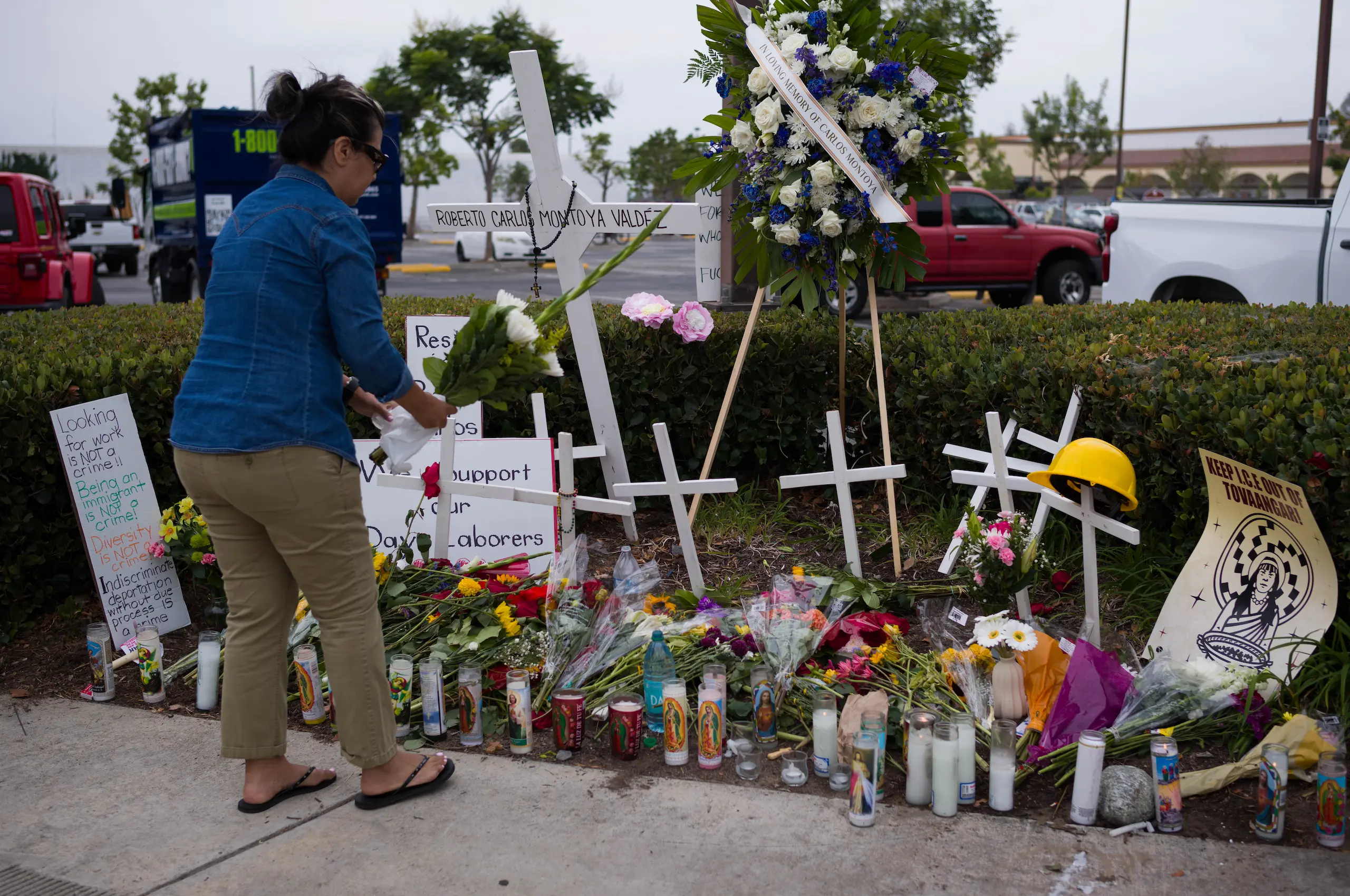 Altar en las afueras de Home Depot, en memoria de Roberto Carlos Montoya Valdez. Foto: Manuel Ortiz / P360
