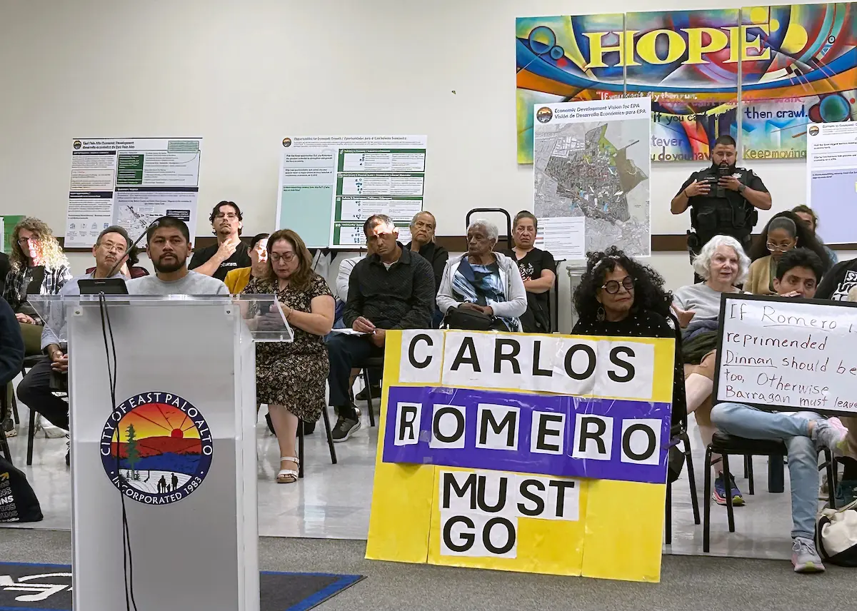 Asistentes a una reunión del consejo municipal en East Palo Alto, California, el miércoles 10 de septiembre de 2025. El orden del día de la reunión incluía un punto para reprender al concejal de East Palo Alto Carlos Romero por realizar comentarios insultantes en reuniones anteriores del consejo municipal. (Mark Dinan vía Bay City News)