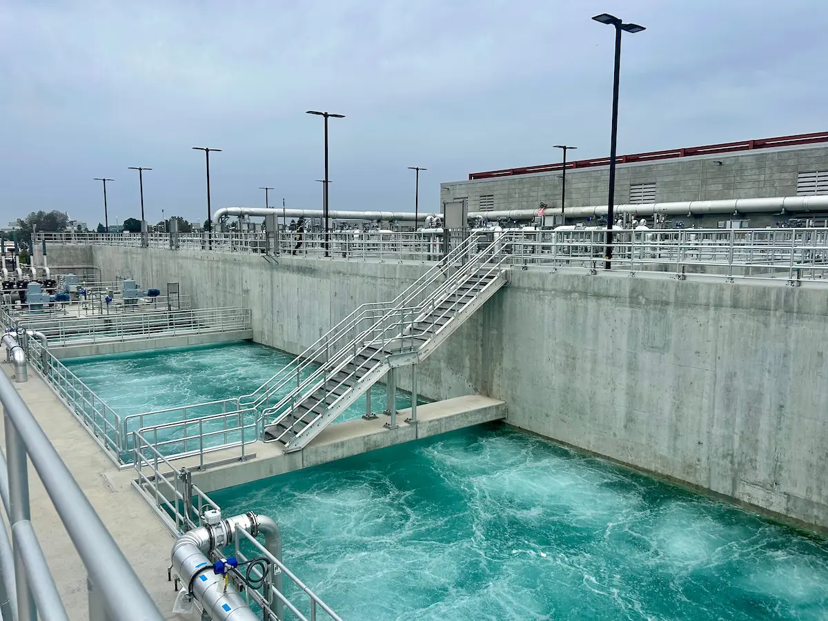 Tras más de cinco años de construcción, la Planta de Tratamiento de Aguas Residuales modernizada de San Mateo se inauguró en una ceremonia.