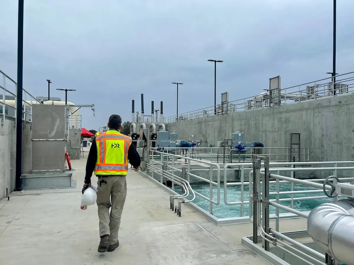 La planta modernizada fue diseñada con mayor capacidad para almacenar aguas residuales y limpiarlas rápidamente antes de liberarlas en la bahía. Foto: Bay City News. 