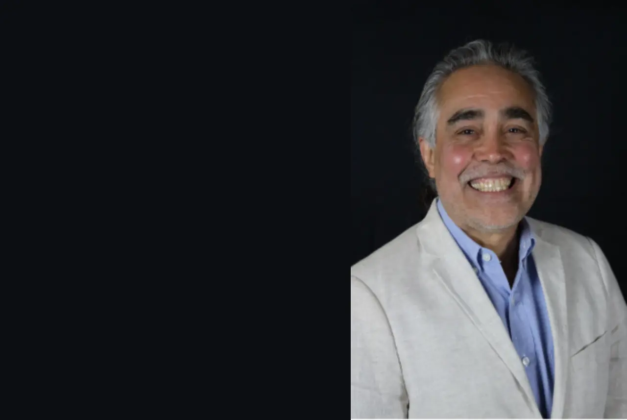 Miembros de la comunidad y líderes cívicos se pronunciaron en contra de las sanciones punitivas que el concejo municipal de East Palo Alto pretende imponer esta noche al concejal Carlos Romero. Foto: East Palo Alto
