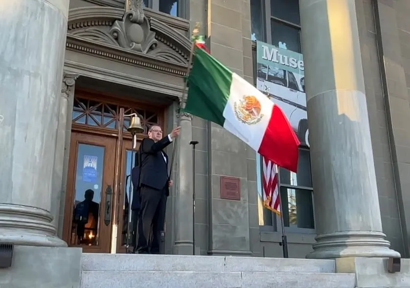 El flamante cónsul de México en San Francisco, Marco Mena, dio el tradicional Grito de Dolores.