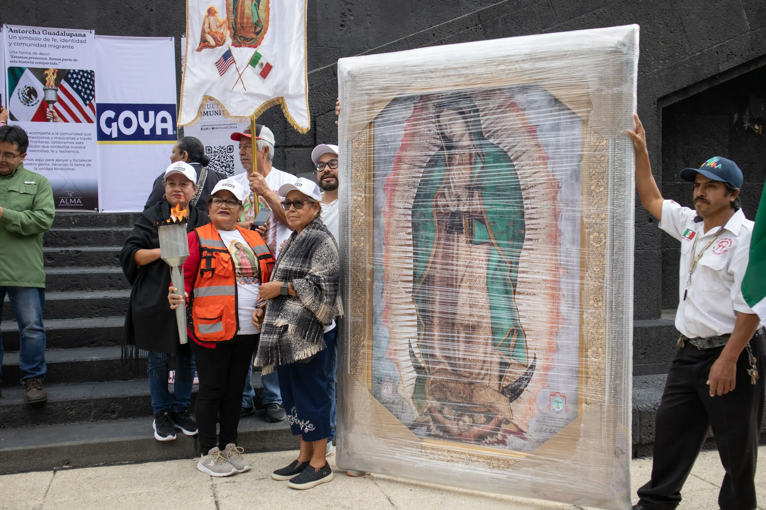 Participantes de la Carrera Antorcha Guadalupana se reúnen para tomarse una foto y sostener la antorcha que cruzará la frontera. Ciudad de México, 30 de agosto de 2025. Hans Leguízamo / MxPA